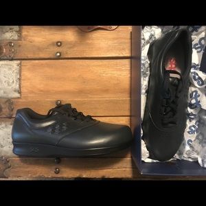 SAS Freetime Navy size 8W. Brand new in box.